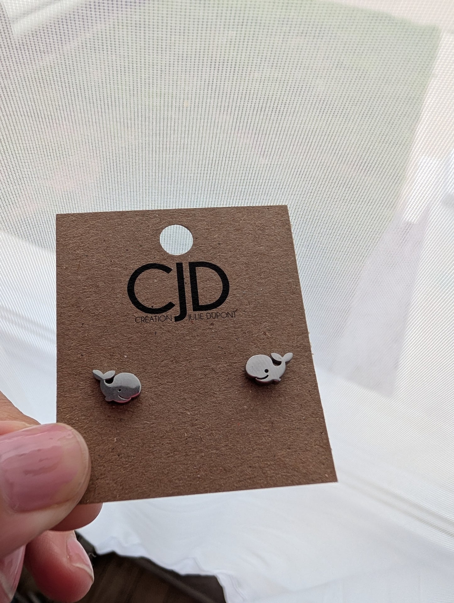Boucles d'oreilles baleine // whale stud earrings // stainless steel earrings // minimalist jewelry
