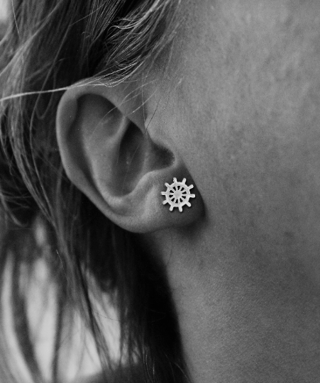 Boucles d'oreilles gouvernail // rudder stud earrings // stainless steel earrings // minimalist jewelry // (bo-1648)