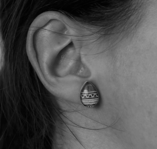 Petites merveilles geometrique // motif chevron // Goutte d'eau // teardrop studs earrings // fait au quebec (BO-1535-G)