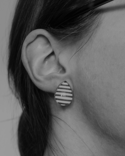 Petites merveilles geometrique // motif chevron // Goutte d'eau // teardrop studs earrings // fait au quebec (BO-1535-G)