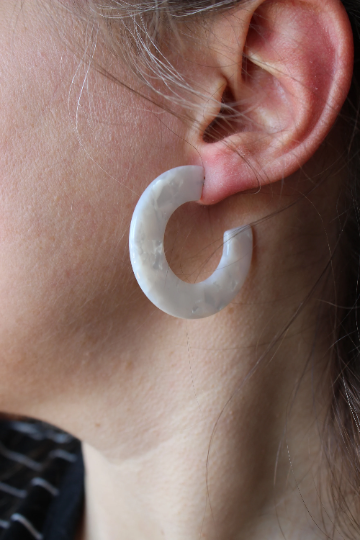 Boucles d'oreilles acrylique // boucles style créole // acetate earrings // hoop earrings (bo-1567-2)
