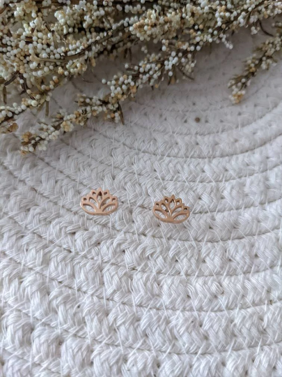 Boucles d'oreilles lotus // lotus stud earrings // stainless steel earrings // minimalist jewelry // (bo-1702)