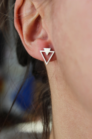 Boucles d'oreilles double triangle // geometric triangle stud earrings // stainless steel earrings // minimalist jewelry // (bo-1713)