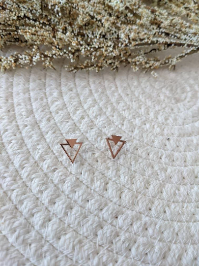 Boucles d'oreilles double triangle // geometric triangle stud earrings // stainless steel earrings // minimalist jewelry // (bo-1713)