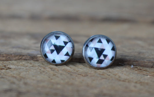 Petites merveilles geometrique // triangle black // geometric stud earrings // cute glass cabochon (BO-1532)