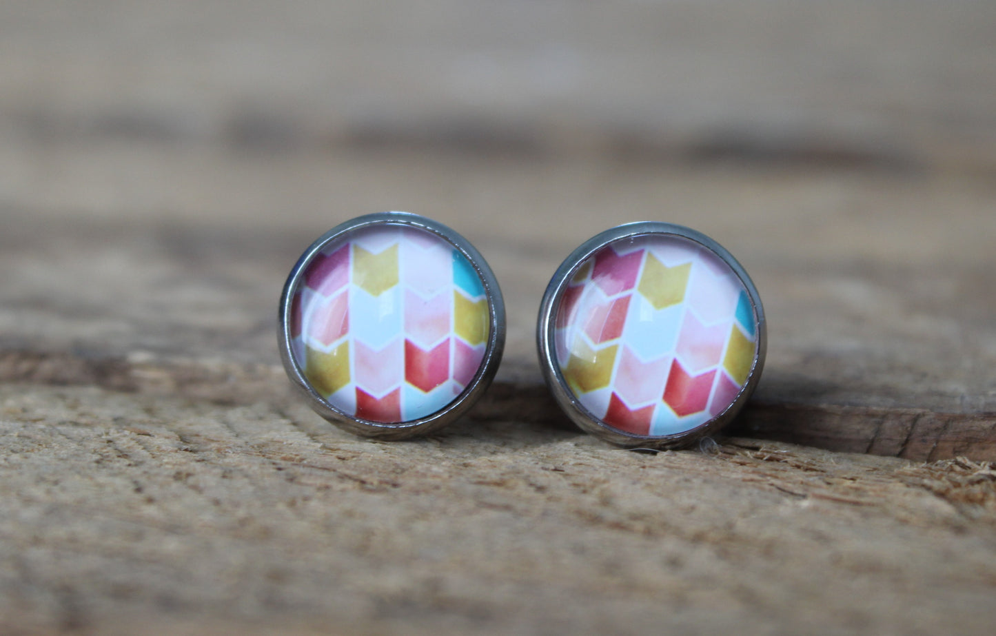 Petites merveilles geometrique coloré // colored chevron stud earrings // arrow pattern earrings // cute glass cabochon (BO-1534)