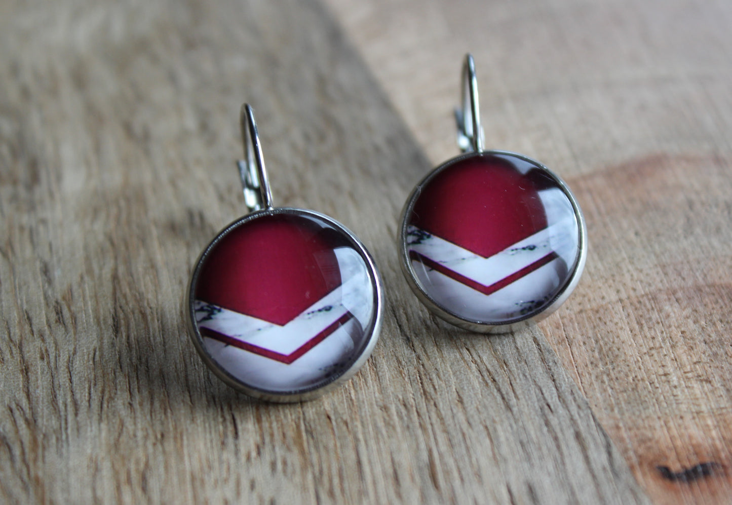 Petites merveilles chevron rouge // red chervron earrings // cute glass cabochon (BO-1561)