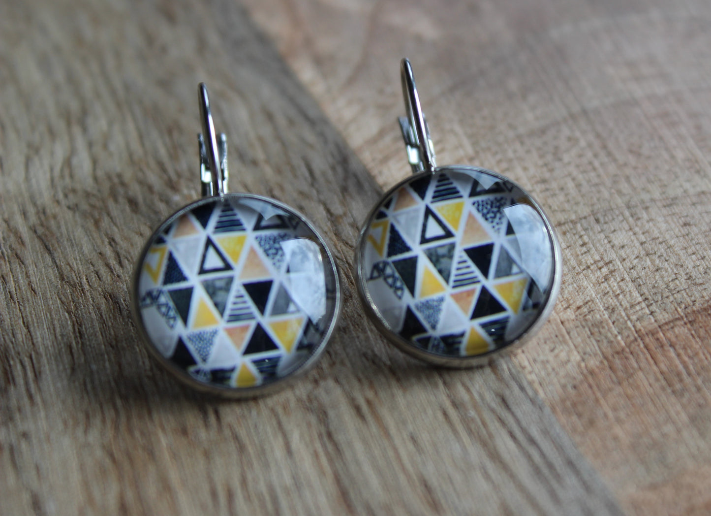 Petites merveilles triangle noir jaune  // black and yellow triangle earrings // cute glass cabochon (BO-1562)