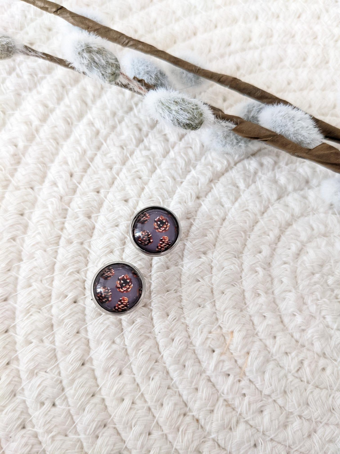 Petites merveilles cocotte - pomme de pin // pine cone earrings // cute glass cabochon earrings (BO-1682