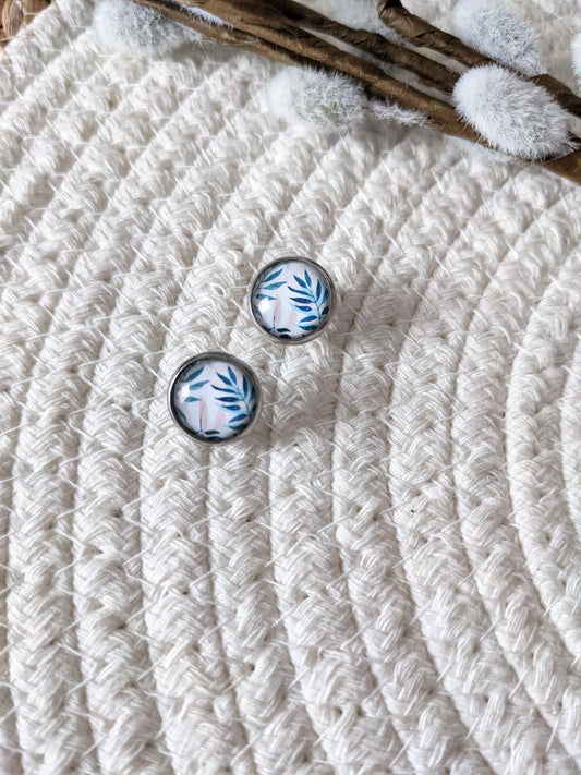 Petites merveilles doux feuillage // soft foliage earrings // cute glass cabochon earrings (BO-1684)