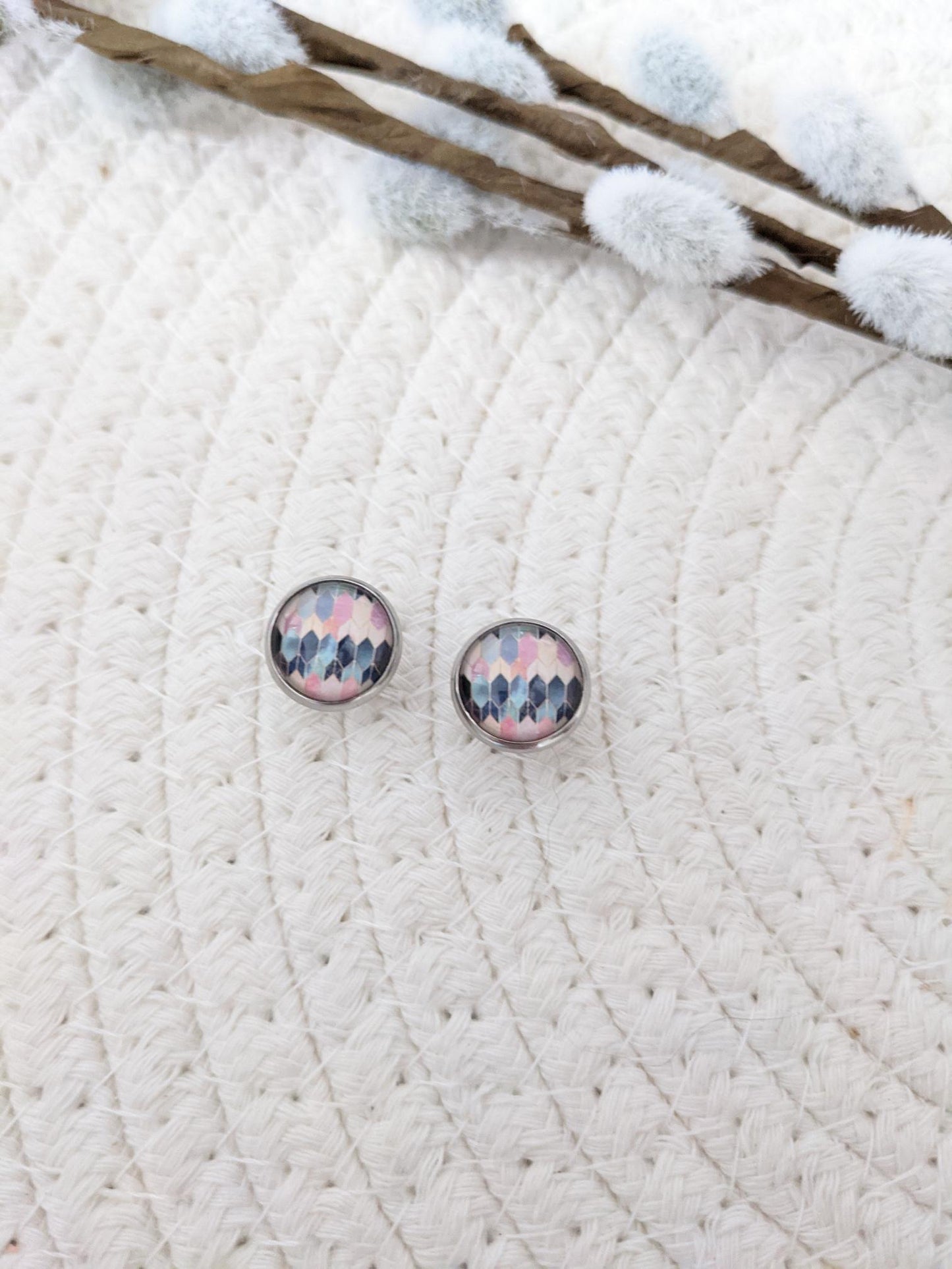 Petites merveilles geometrique coloré // colored chevron stud earrings // arrow pattern earrings // cute glass cabochon earrings (BO-1685)