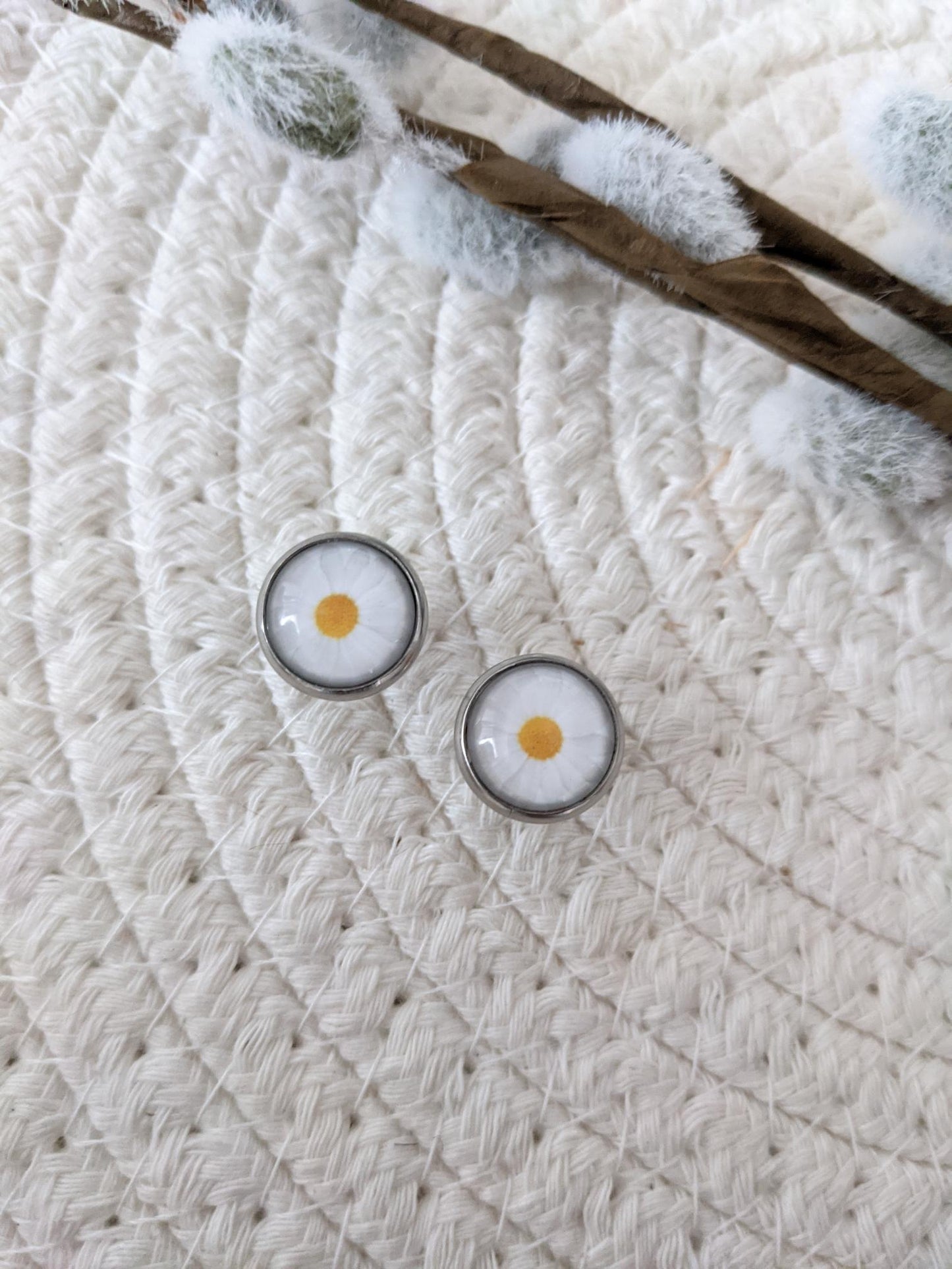 Petites merveilles marguerite // daisy flower glass cabochon earrings (BO-1689)