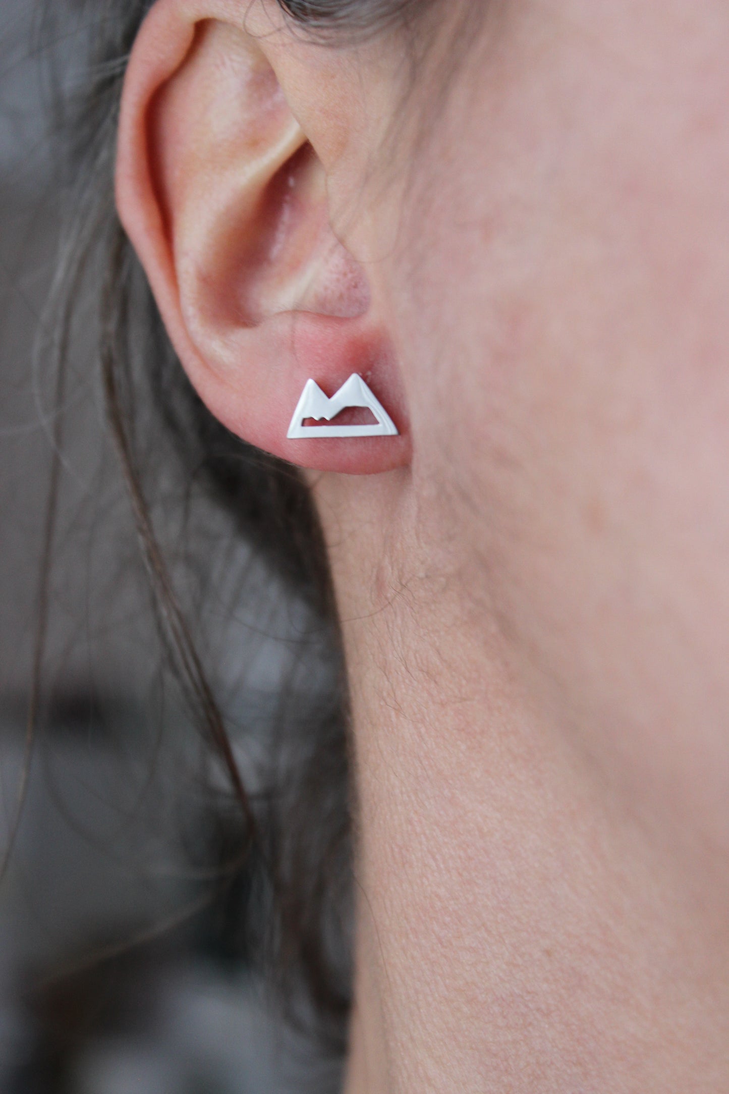 Boucles d'oreilles montagne acier inoxydable // mountain stud earrings // stainless steel earrings // minimalist jewelry // (bo-1700)