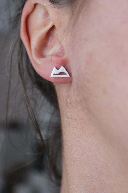 Boucles d'oreilles montagne acier inoxydable // mountain stud earrings // stainless steel earrings // minimalist jewelry // (bo-1700)