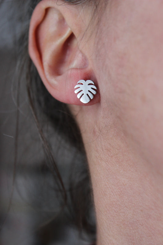 Boucles d'oreilles feuille monstera // monstera leaf stud earrings // stainless steel earrings // minimalist jewelry // (bo-1704)