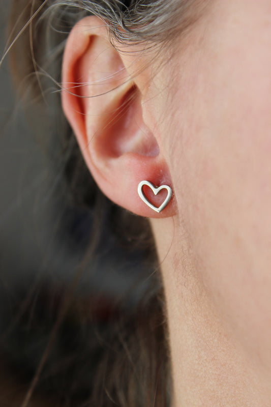 Boucles d'oreilles coeur ouvert // open heart stud earrings // stainless steel earrings // minimalist jewelry // (bo-1715)