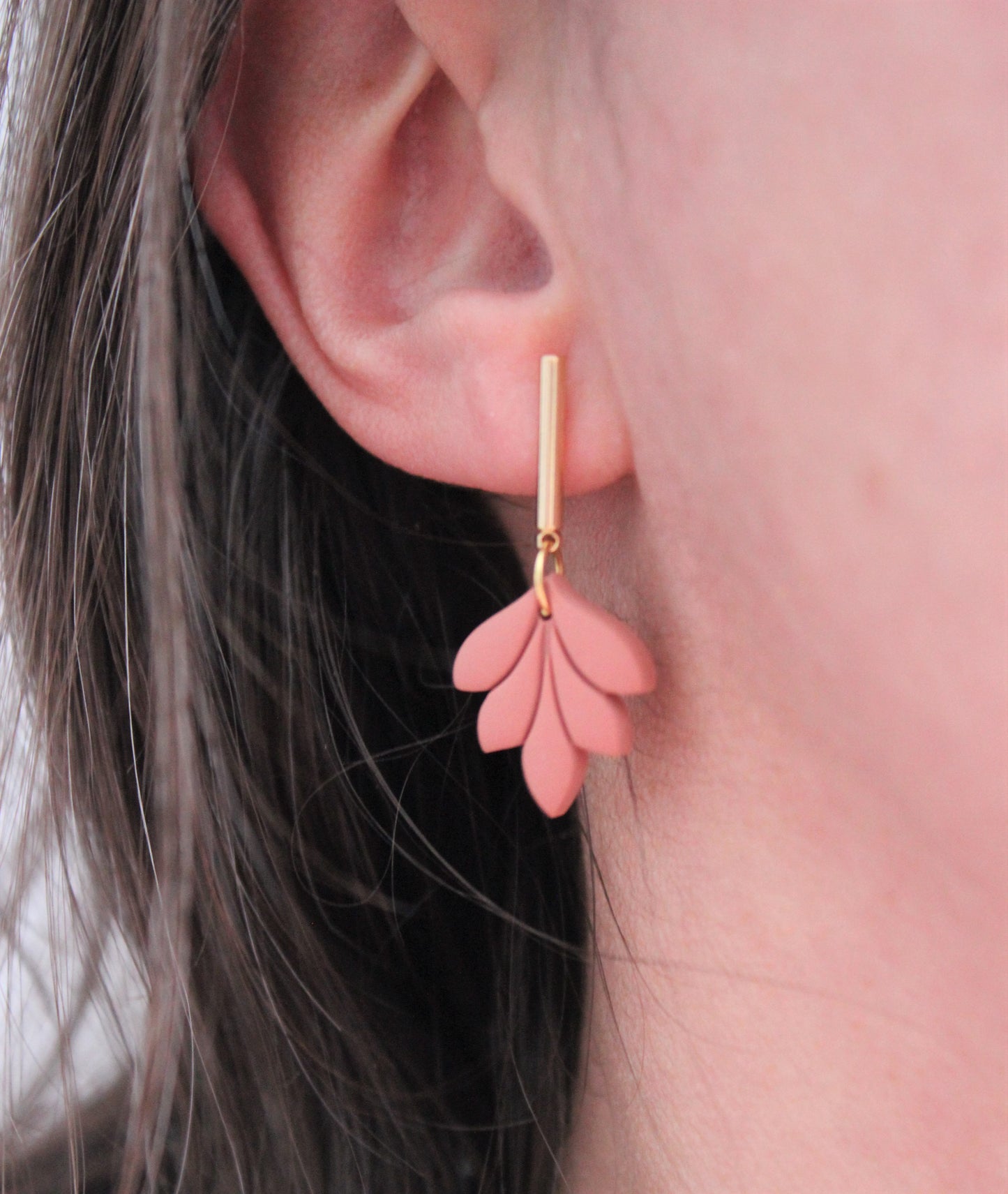 Boucles d'oreilles barre dorée ou argent  et feuille en argile polymere // polymer clay earrings // (bo-1728)