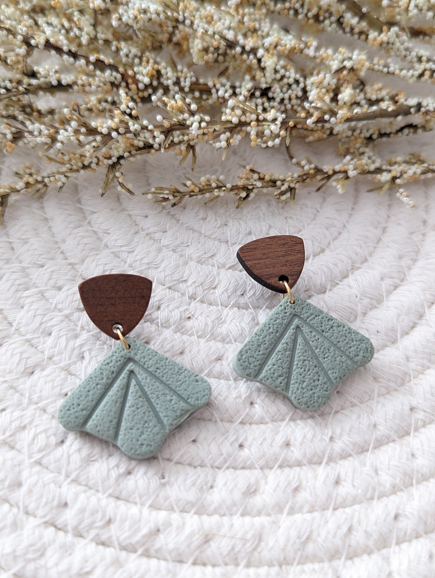 Boucles d'oreilles stud en bois et triangle argile polymere (BO-1807)