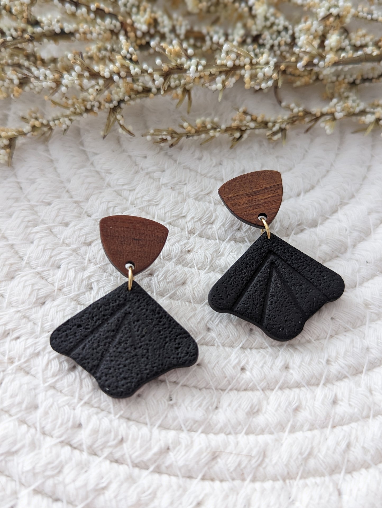 Boucles d'oreilles stud en bois et triangle argile polymere (BO-1807)