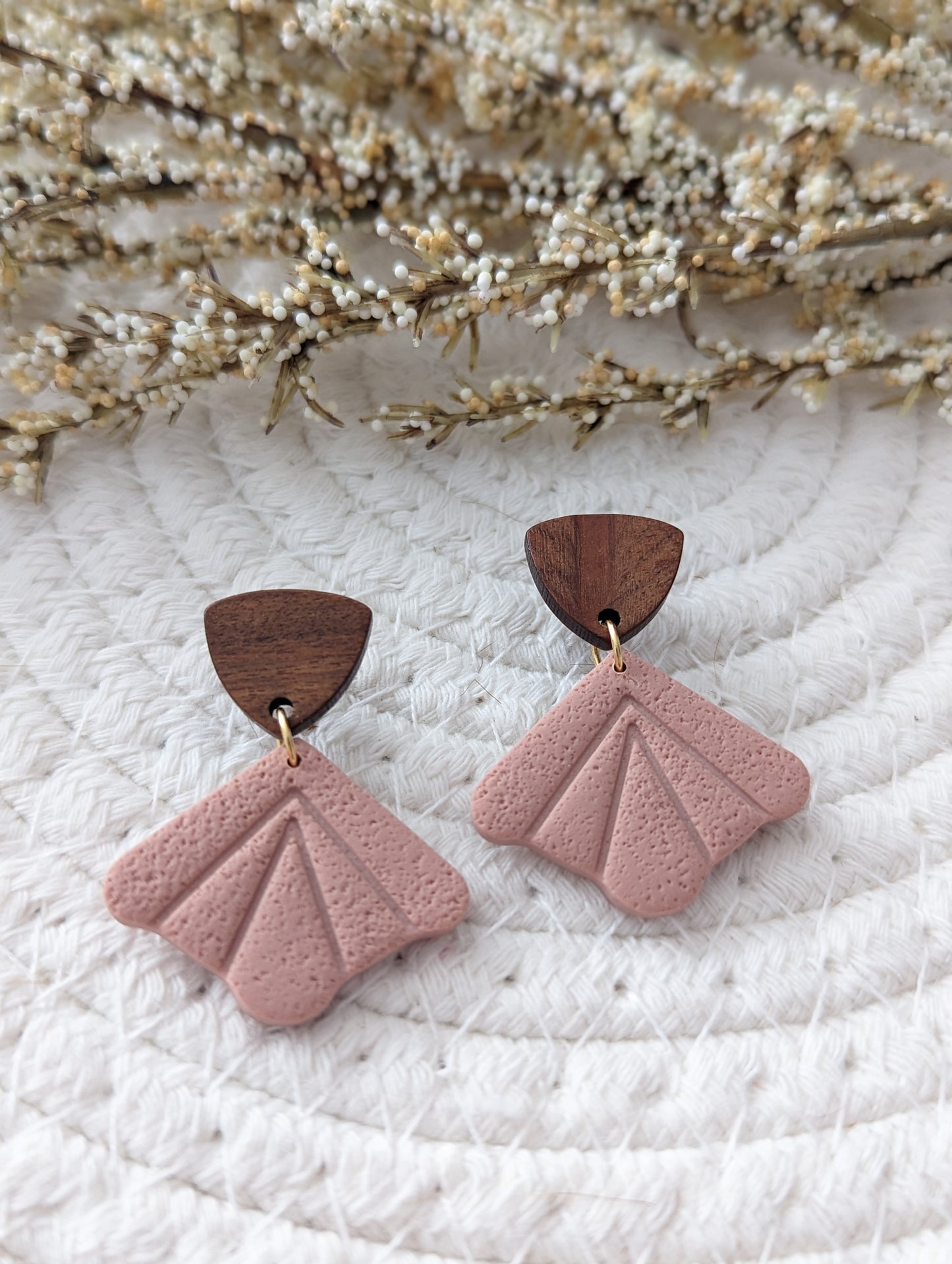 Boucles d'oreilles stud en bois et triangle argile polymere (BO-1807)