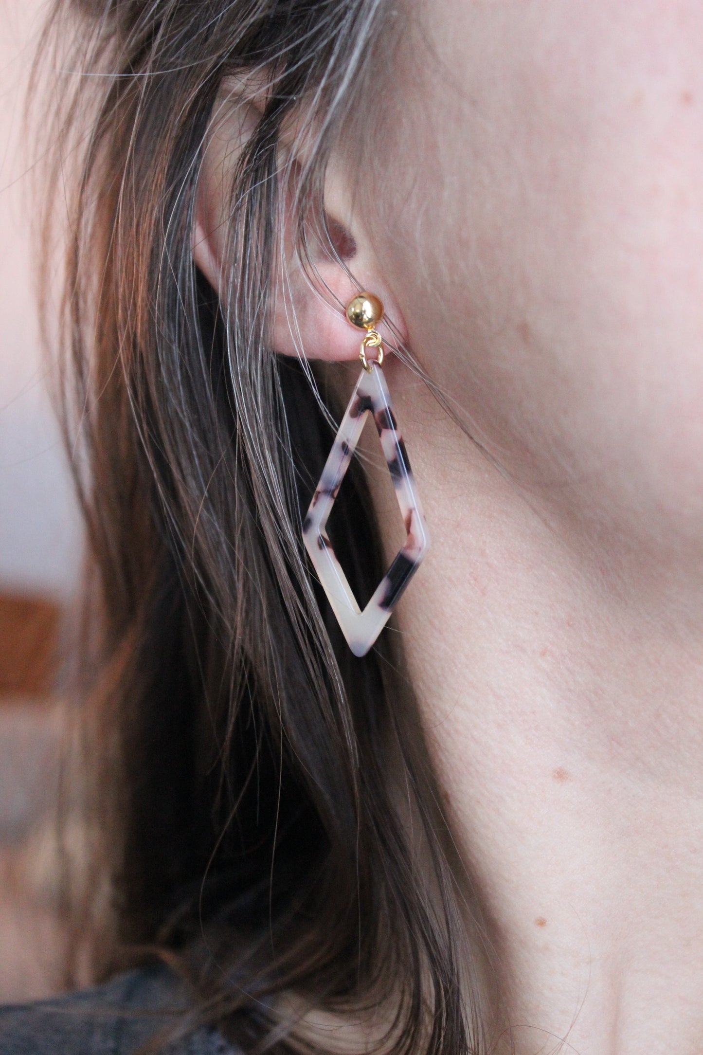 Boucles d'oreilles acrylique // acetate earrings // geometrique // minimalist earrings // cadeau pour elle // (bo-1502)