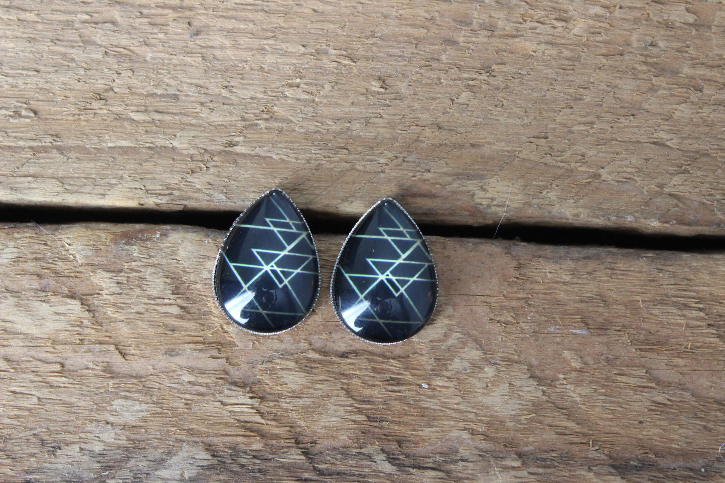 Petites merveilles geometrique // gold triangle earrings // Goutte d'eau // teardrop studs earrings // fait au quebec (BO-1531-G)