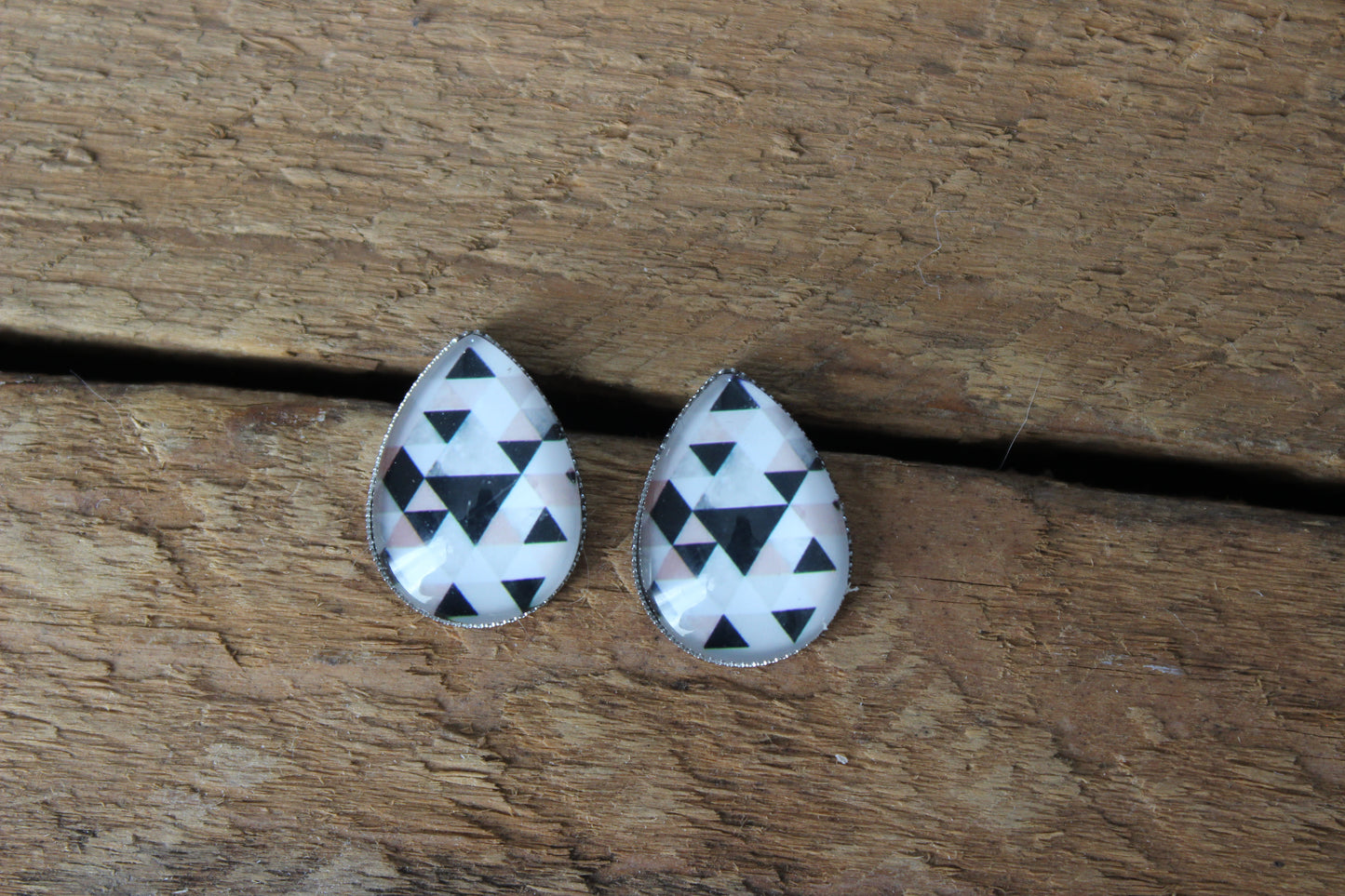 Petites merveilles geometrique // triangle earrings // Goutte d'eau // teardrop studs earrings // fait au quebec (BO-1532-G)