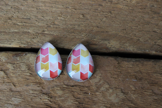 Petites merveilles geometrique // arrow head earrings // chevron // Goutte d'eau // teardrop studs earrings // fait au quebec (BO-1534-G)