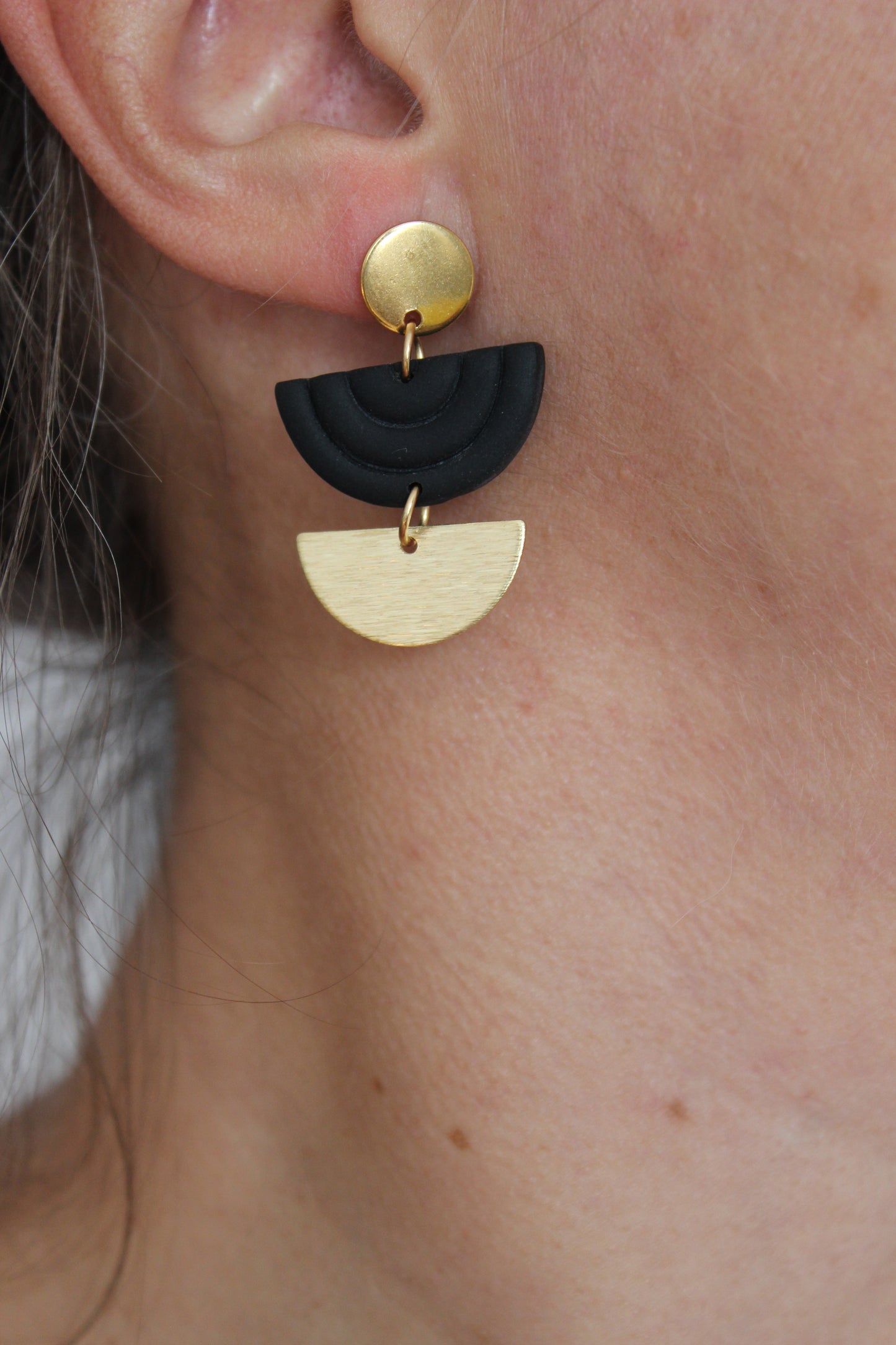 Boucles d'oreilles argile et laiton en demi-lune | half moon brass and polymer clay earrings ( BO-1748)