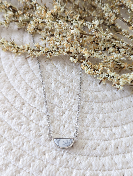 Collier minimaliste demi-lune marbre // minimalist necklace // bijoux pour elle // marble necklace (co-152)
