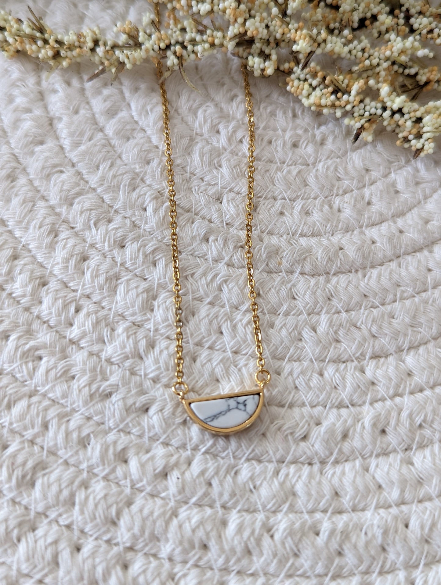 Collier minimaliste demi-lune marbre // minimalist necklace // bijoux pour elle // marble necklace (co-152)