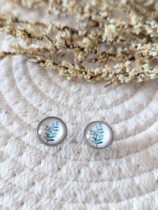 Petites merveilles eucalyptus // glass cabochon earrings // fait au quebec (BO-1417)