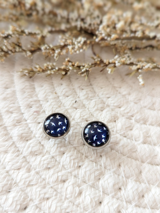 Petites merveilles hirondelle // glass cabochon earrings // fait au quebec (BO-1222)