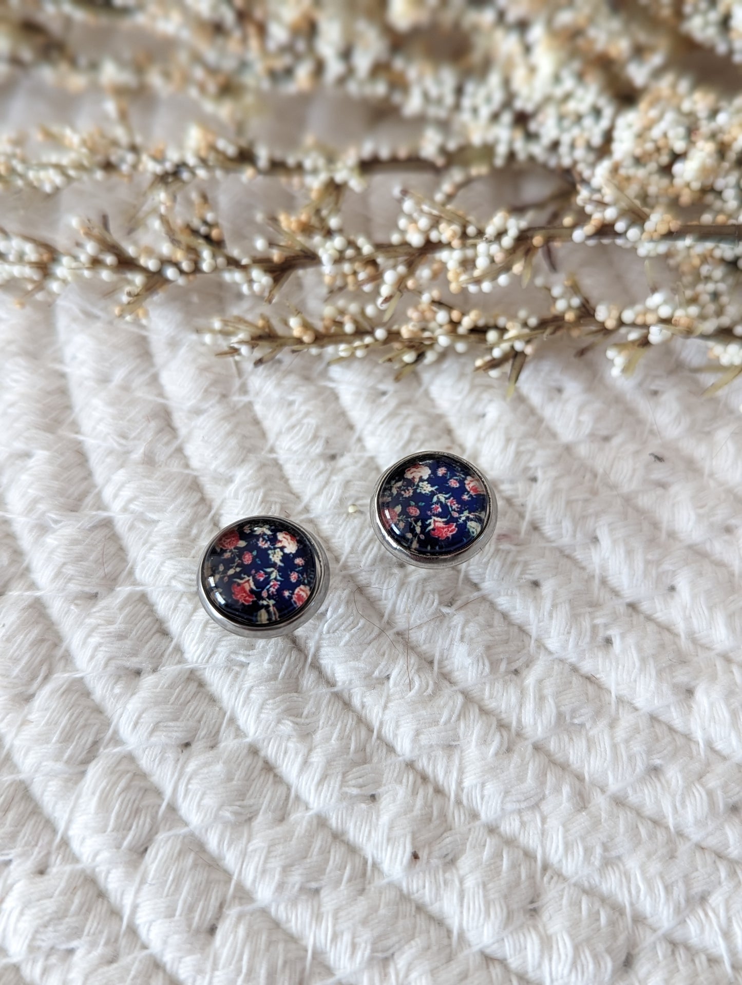 Petites merveilles fleuri // glass cabochon earrings // fait au quebec (BO-947)