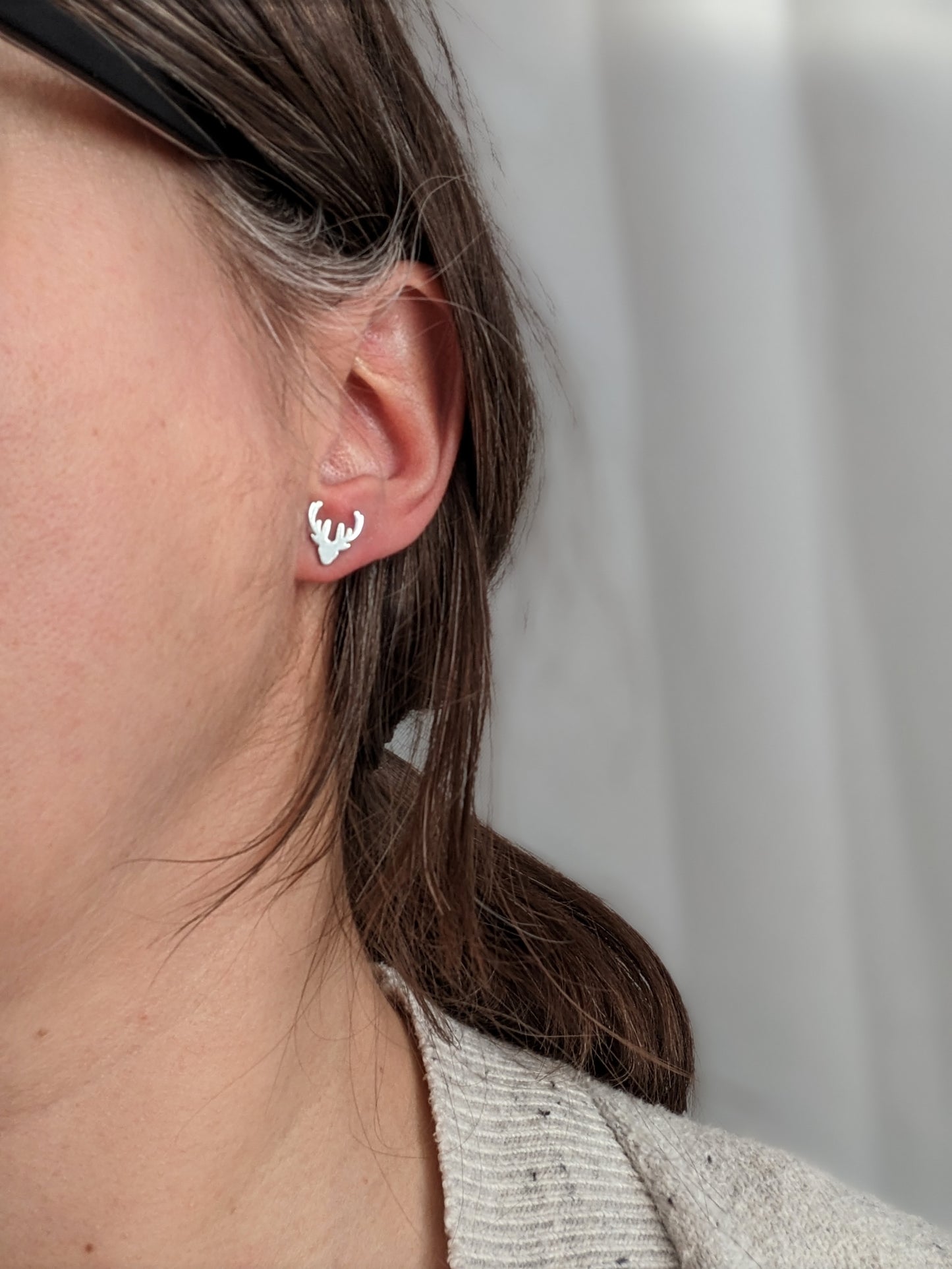 Boucles d'oreilles chevreuil // deer stud earrings // stainless steel earrings // minimalist jewelry // (bo-1785)
