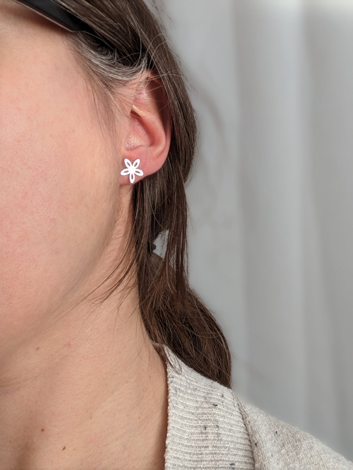 Boucles d'oreilles fleur //  flower stud earrings // stainless steel earrings // minimalist jewelry // (bo-1787)