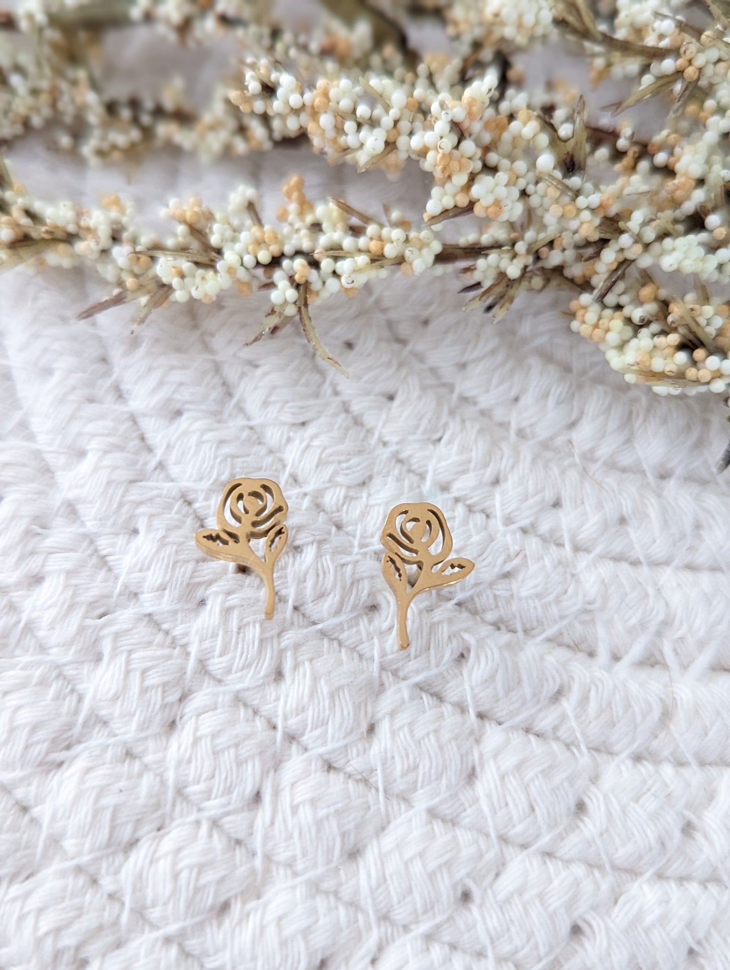 Boucles d'oreilles stud fleur rose // rose  stud earrings // stainless steel earrings // minimalist jewelry // (bo-1802)