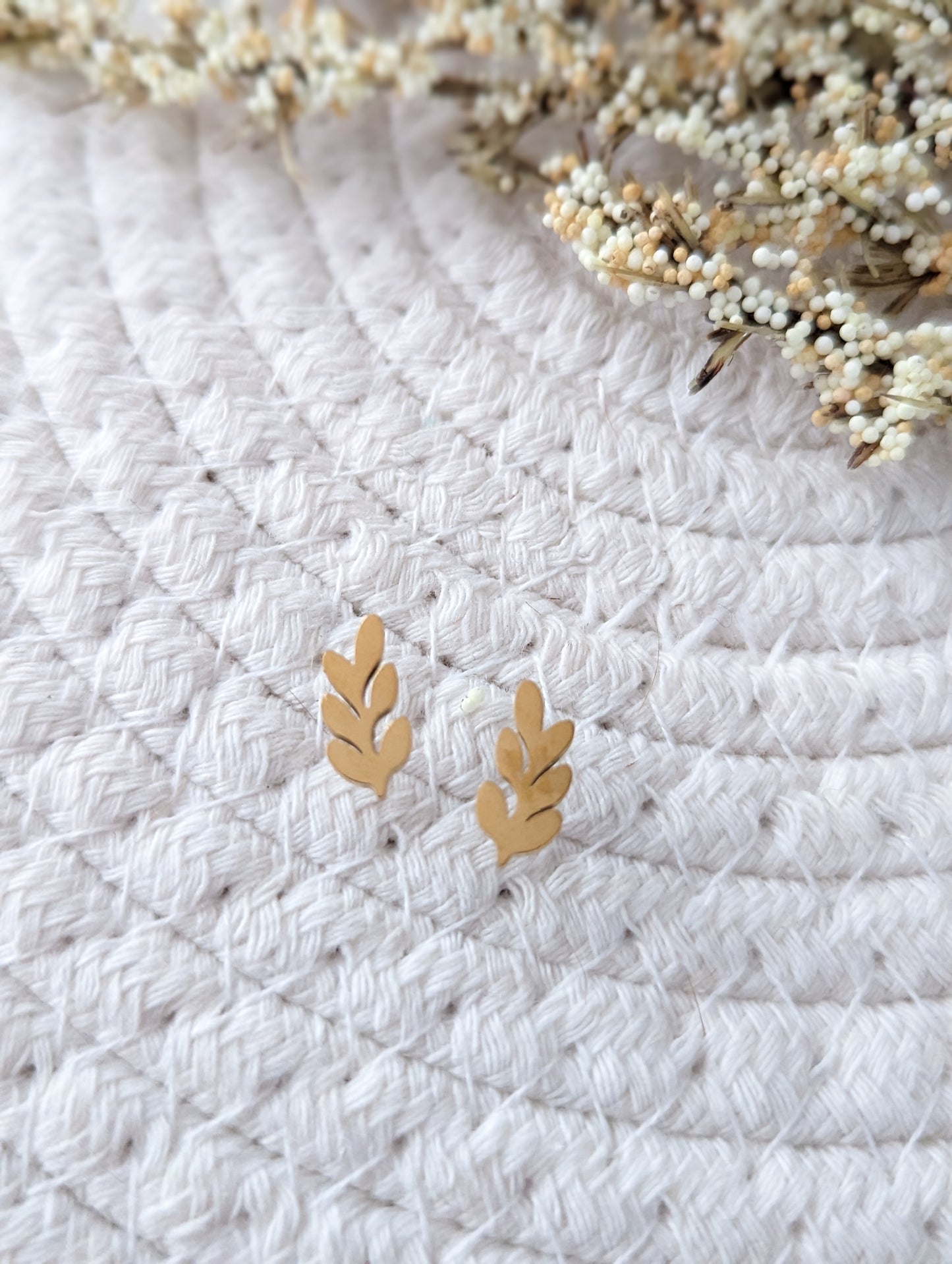 Boucles d'oreilles feuille // leaf stud earrings // stainless steel earrings // minimalist jewelry // (bo-1757)