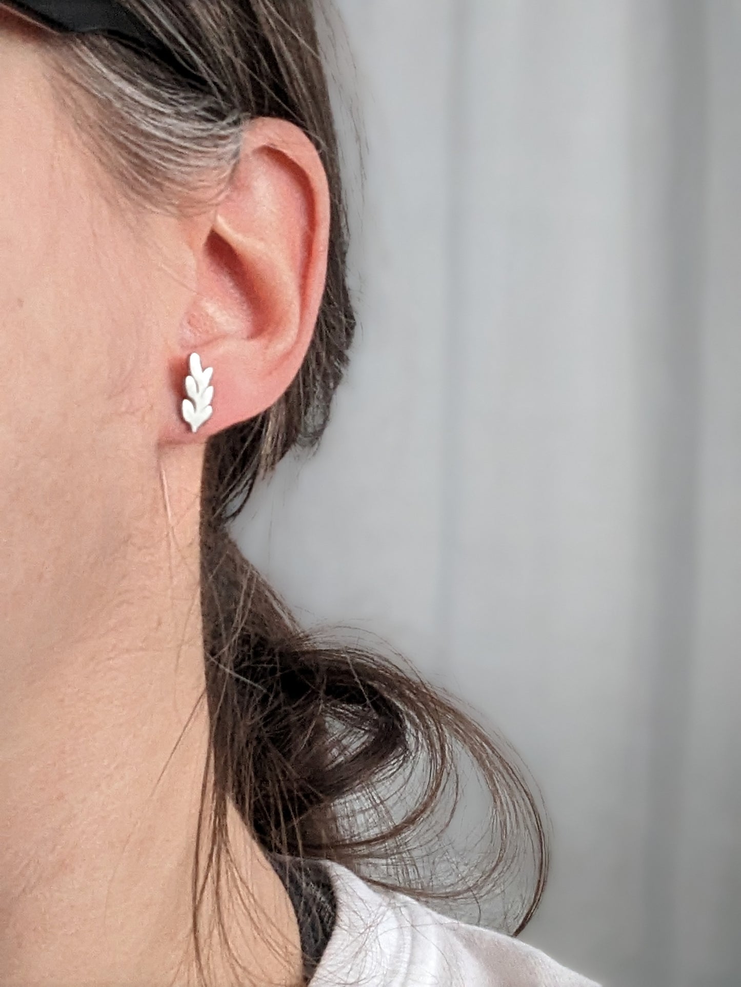 Boucles d'oreilles feuille // leaf stud earrings // stainless steel earrings // minimalist jewelry // (bo-1757)