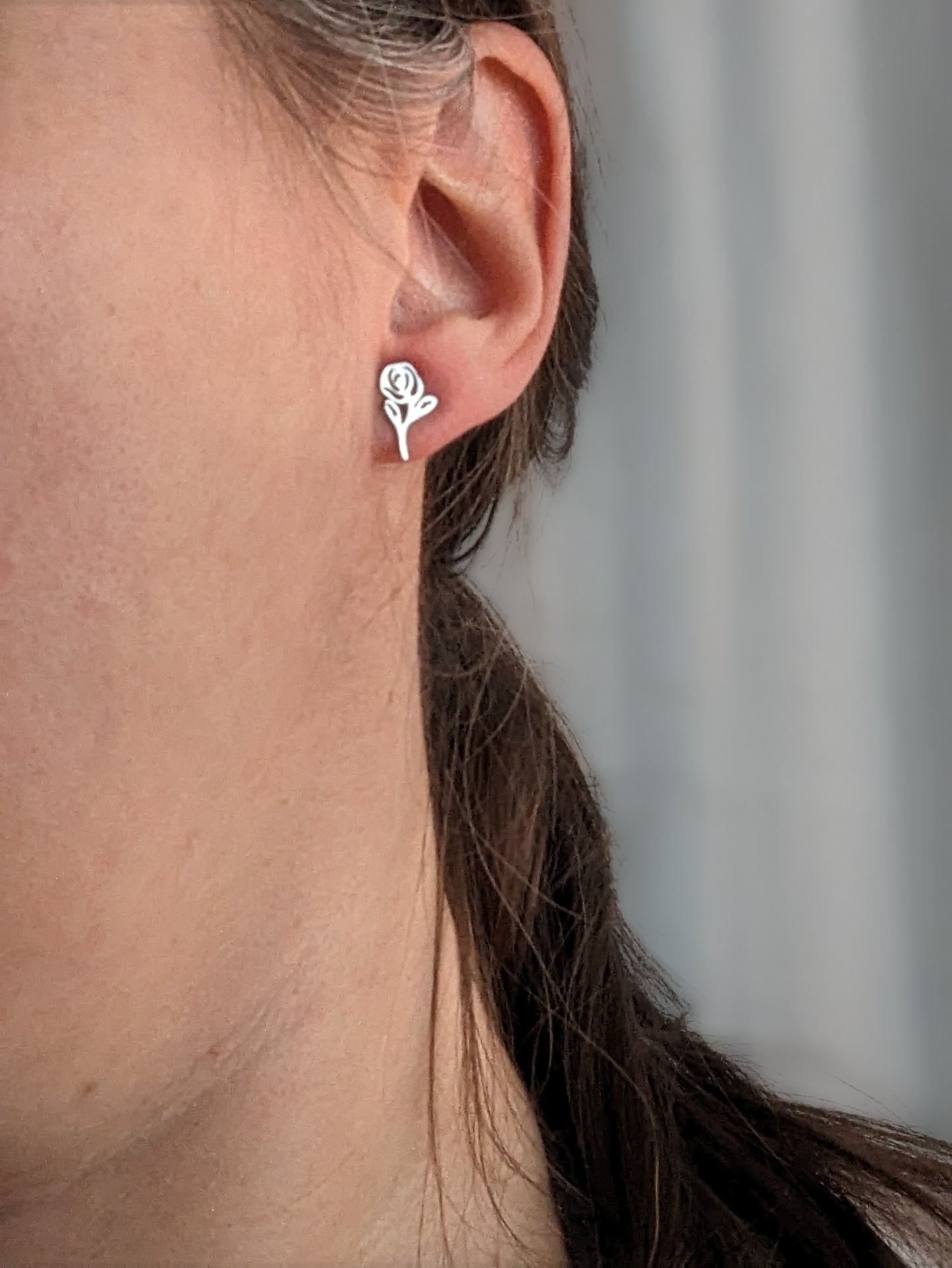 Boucles d'oreilles stud fleur rose // rose  stud earrings // stainless steel earrings // minimalist jewelry // (bo-1802)