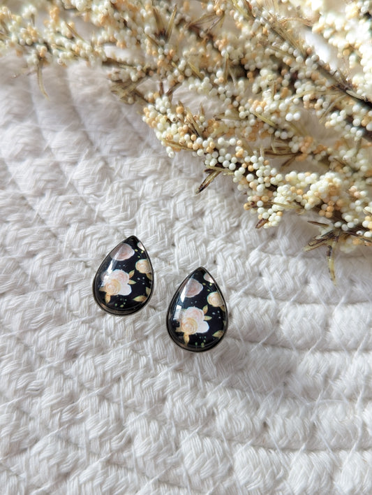 Petites merveilles fleurie fond noir // floral teardrop earrings // Goutte d'eau // fait au quebec (BO-1789-G)