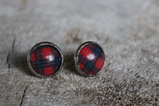 Petites merveilles carreauté rouge et noir // plaid lumbejack glass cabochon earrings (BO-1116)