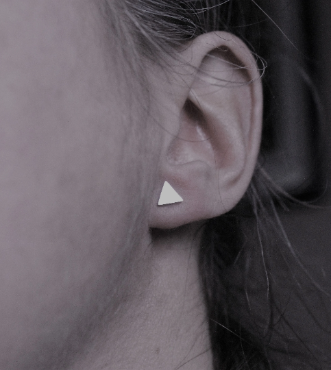 Boucles d'oreilles triangle // triangle stud earrings // stainless steel earrings // minimalist jewelry // (bo-1626)