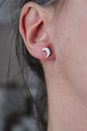 Boucles d'oreilles lune // moon stud earrings // stainless steel earrings // minimalist jewelry // (bo-1701)