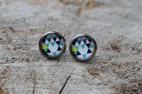 Petites merveilles mini triangle // triangle glass cabochon earrings // fait au quebec (BO-1279)