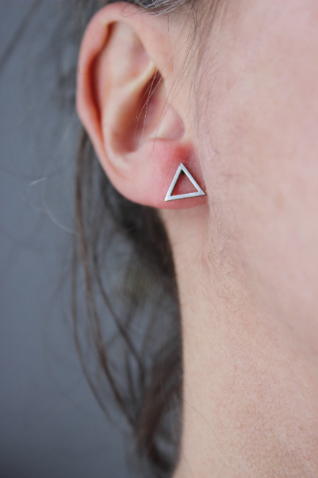 Boucles d'oreilles triangle // triangle stud earrings // stainless steel earrings // minimalist jewelry // (bo-1705)