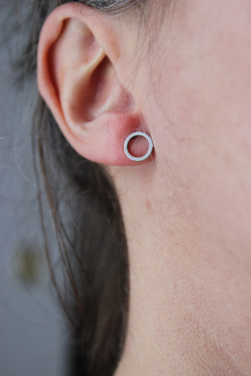 Boucles d'oreilles cercle // circle stud earrings // stainless steel earrings // minimalist jewelry // (bo-1706)